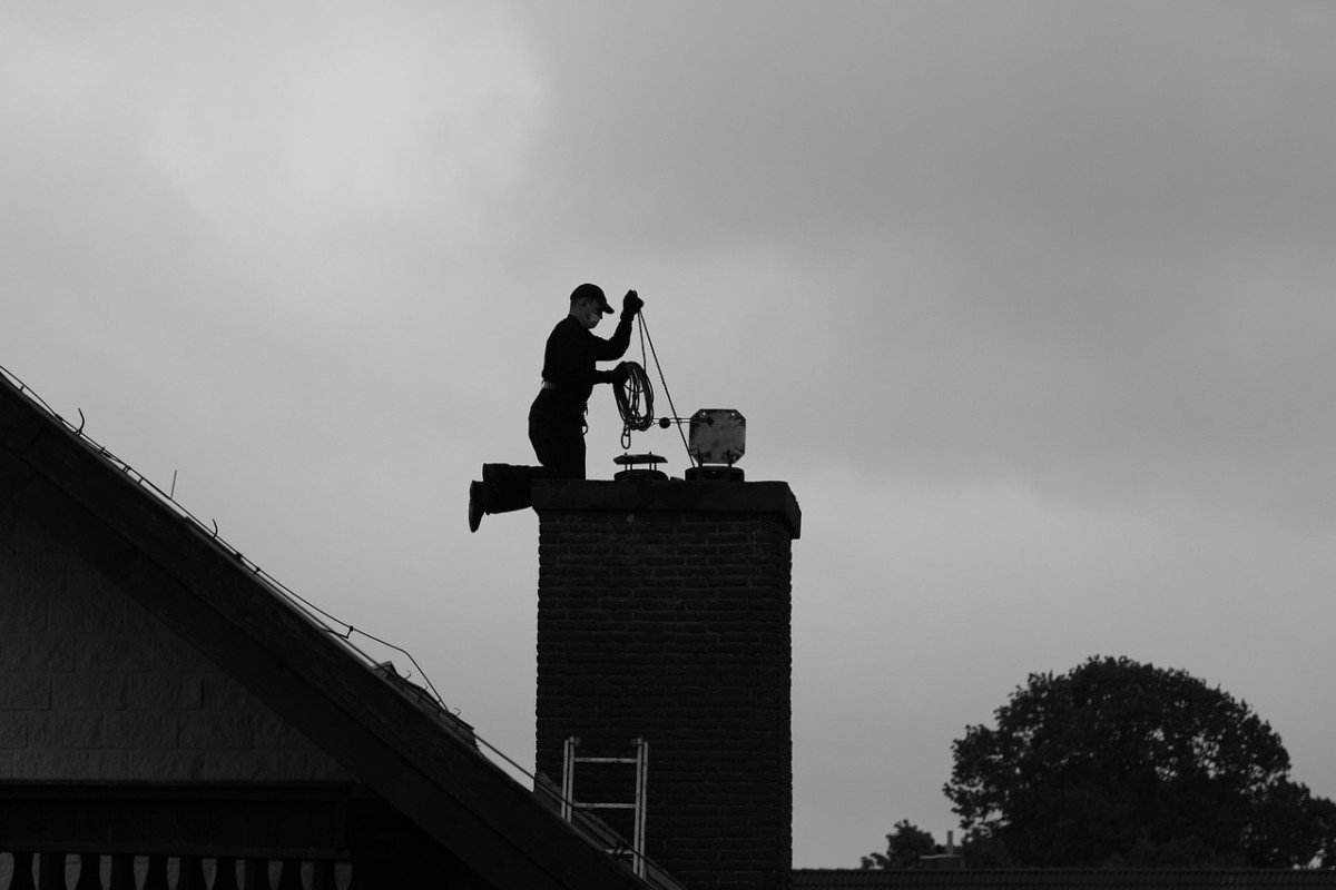 Un ramoneur sur un toit